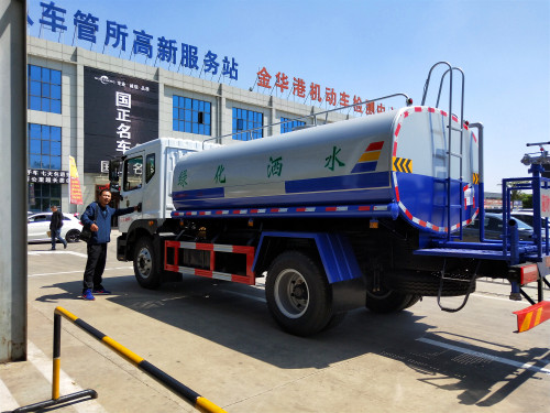 多功能灑水車報(bào)價 多功能灑水車報(bào)價